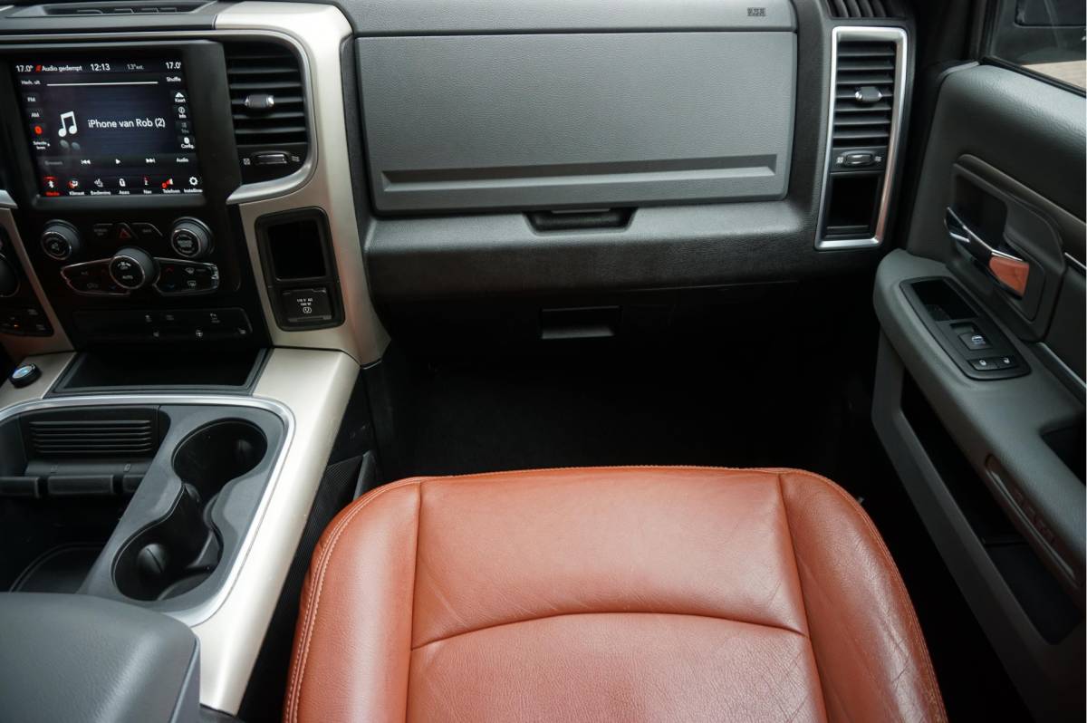 Dodge Ram 1500 Dodge Ram 1500 5.7 V8 HEMI 4WD | BLACK OPTIC | Classic | 300L LPG | APPLE CARPLAY | Stoel- stuurverwarming | Navigatie | Pano-dak |