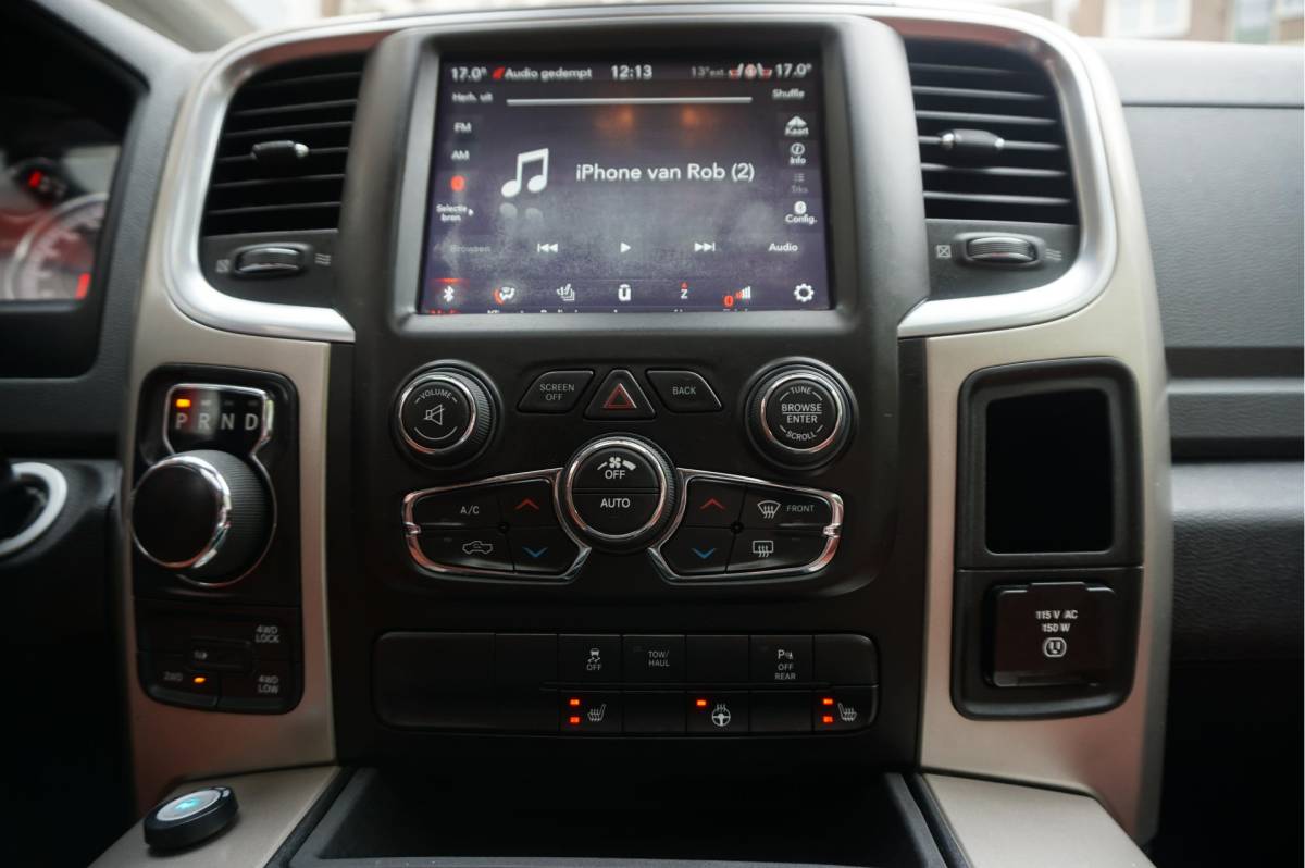 Dodge Ram 1500 Dodge Ram 1500 5.7 V8 HEMI 4WD | BLACK OPTIC | Classic | 300L LPG | APPLE CARPLAY | Stoel- stuurverwarming | Navigatie | Pano-dak |
