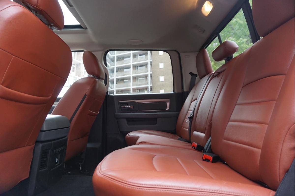 Dodge Ram 1500 Dodge Ram 1500 5.7 V8 HEMI 4WD | BLACK OPTIC | Classic | 300L LPG | APPLE CARPLAY | Stoel- stuurverwarming | Navigatie | Pano-dak |