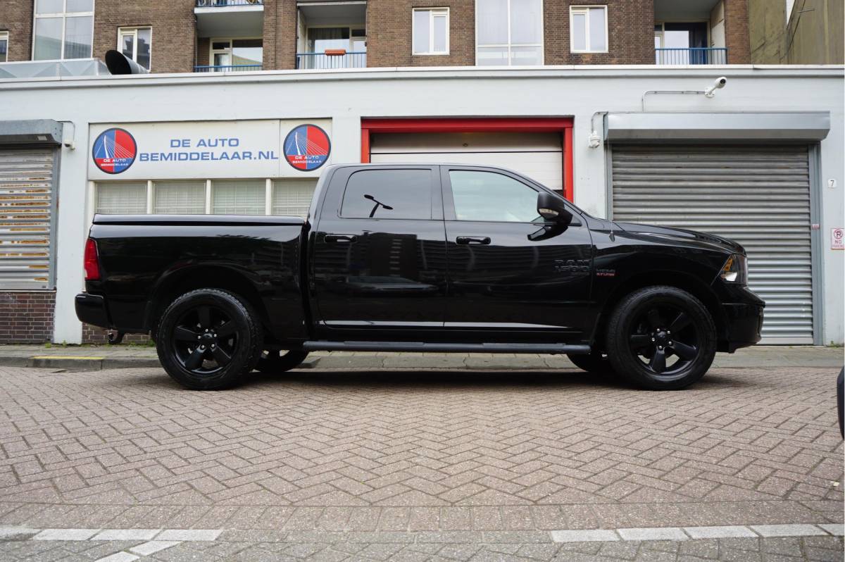 Dodge Ram 1500 Dodge Ram 1500 5.7 V8 HEMI 4WD | BLACK OPTIC | Classic | 300L LPG | APPLE CARPLAY | Stoel- stuurverwarming | Navigatie | Pano-dak |