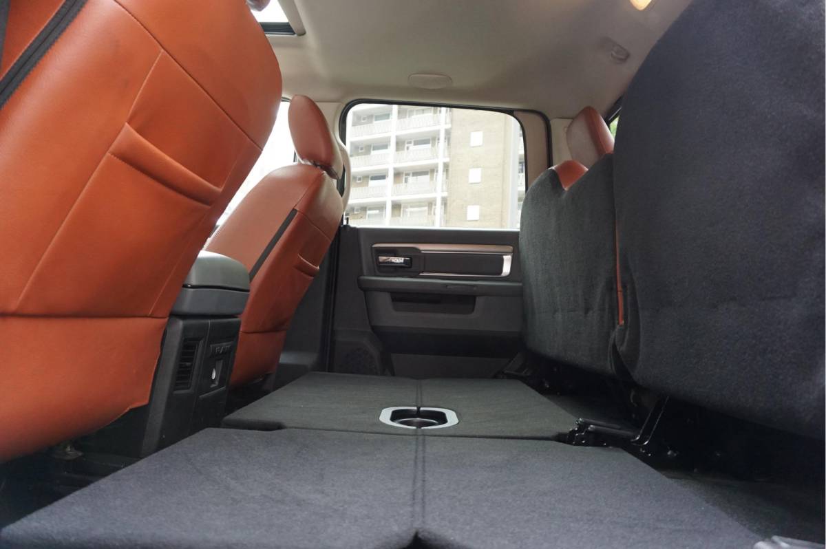 Dodge Ram 1500 Dodge Ram 1500 5.7 V8 HEMI 4WD | BLACK OPTIC | Classic | 300L LPG | APPLE CARPLAY | Stoel- stuurverwarming | Navigatie | Pano-dak |