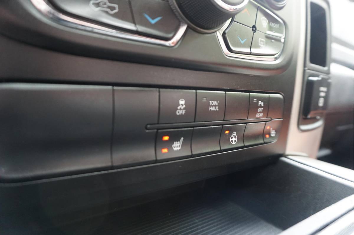 Dodge Ram 1500 Dodge Ram 1500 5.7 V8 HEMI 4WD | BLACK OPTIC | Classic | 300L LPG | APPLE CARPLAY | Stoel- stuurverwarming | Navigatie | Pano-dak |