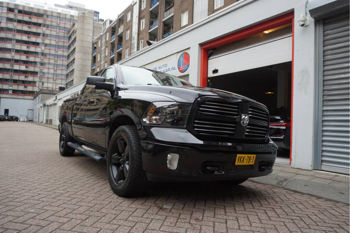 Dodge Ram 1500 Dodge Ram 1500 5.7 V8 HEMI 4WD | BLACK OPTIC | Classic | 300L LPG | APPLE CARPLAY | Stoel- stuurverwarming | Navigatie | Pano-dak |