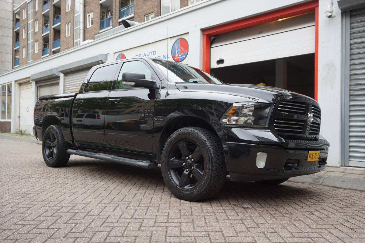 Dodge Ram 1500 Dodge Ram 1500 5.7 V8 HEMI 4WD | BLACK OPTIC | Classic | 300L LPG | APPLE CARPLAY | Stoel- stuurverwarming | Navigatie | Pano-dak |