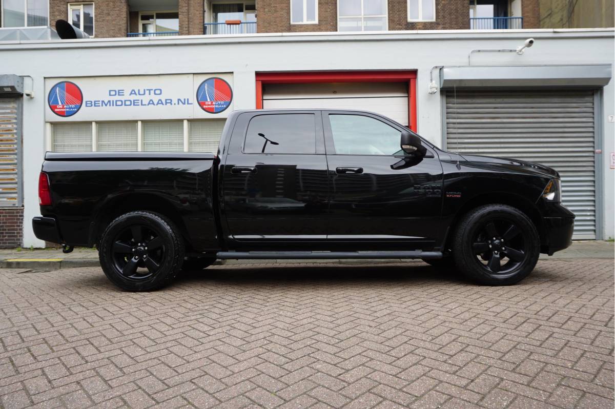 Dodge Ram 1500 Dodge Ram 1500 5.7 V8 HEMI 4WD | BLACK OPTIC | Classic | 300L LPG | APPLE CARPLAY | Stoel- stuurverwarming | Navigatie | Pano-dak |