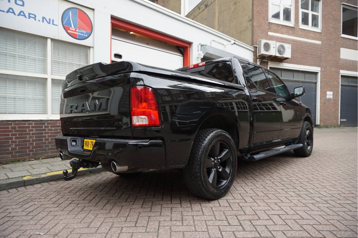 Dodge Ram 1500 Dodge Ram 1500 5.7 V8 HEMI 4WD | BLACK OPTIC | Classic | 300L LPG | APPLE CARPLAY | Stoel- stuurverwarming | Navigatie | Pano-dak |
