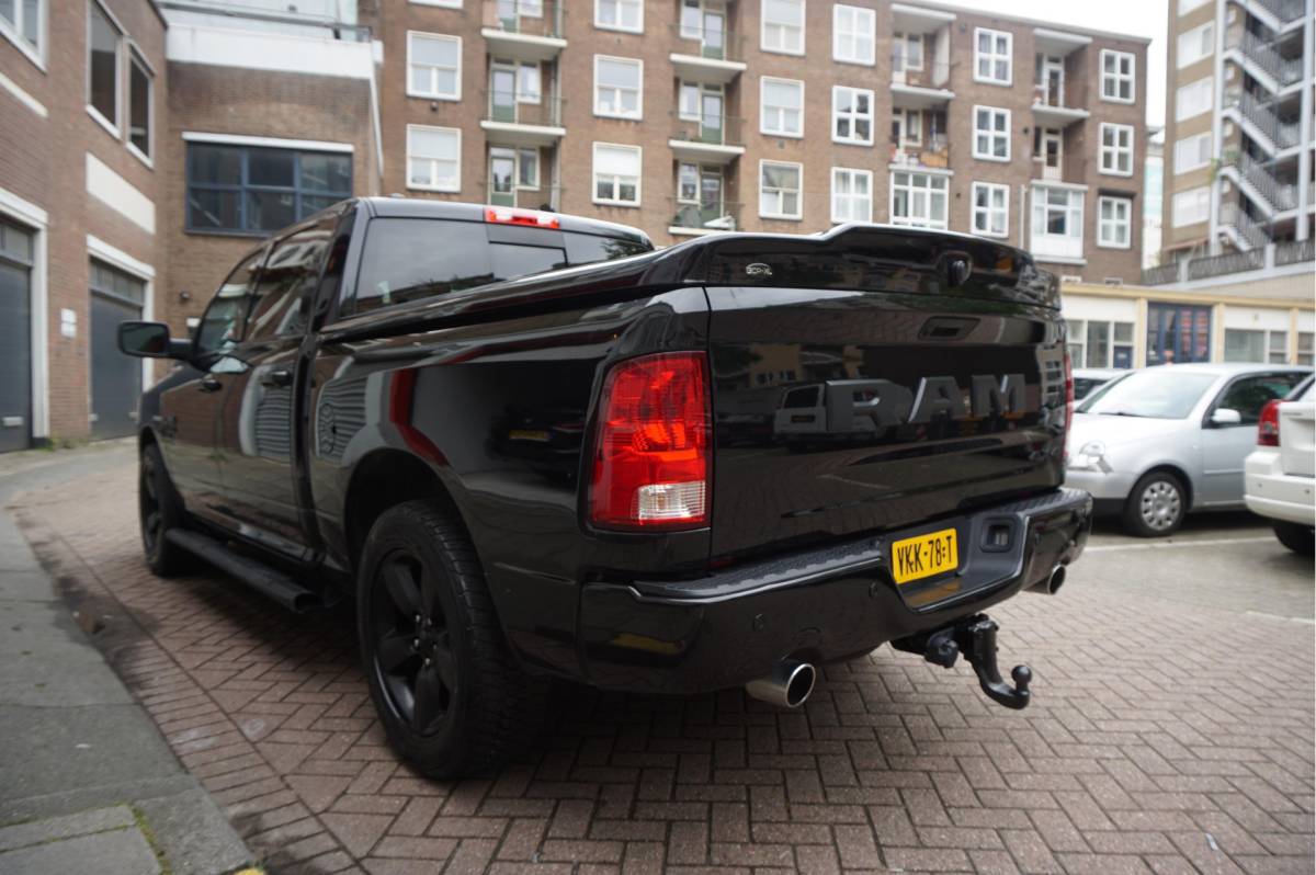 Dodge Ram 1500 Dodge Ram 1500 5.7 V8 HEMI 4WD | BLACK OPTIC | Classic | 300L LPG | APPLE CARPLAY | Stoel- stuurverwarming | Navigatie | Pano-dak |