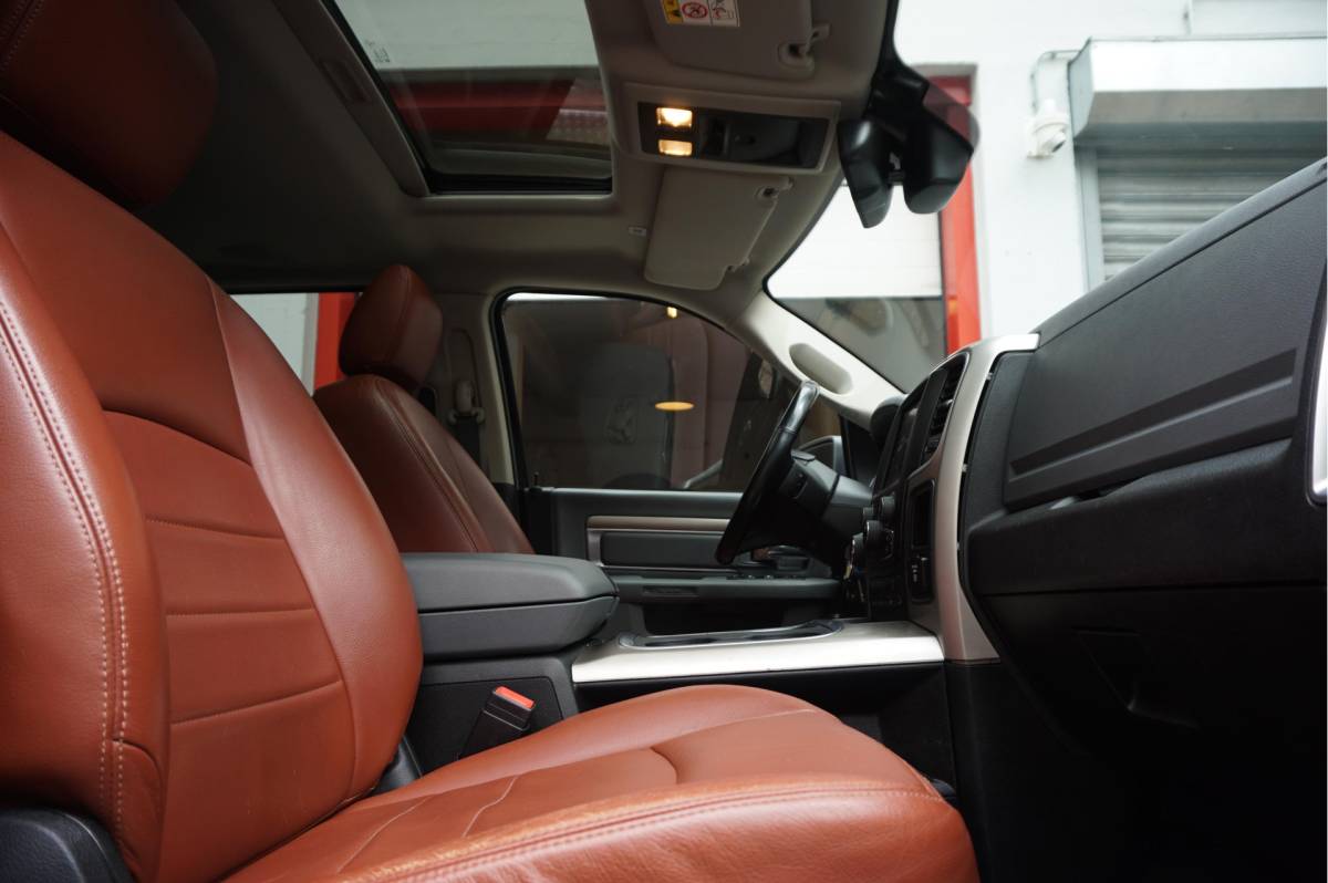 Dodge Ram 1500 Dodge Ram 1500 5.7 V8 HEMI 4WD | BLACK OPTIC | Classic | 300L LPG | APPLE CARPLAY | Stoel- stuurverwarming | Navigatie | Pano-dak |