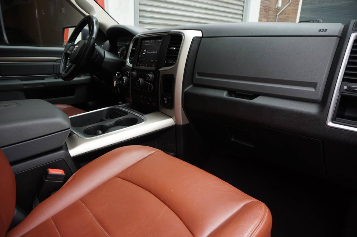 Dodge Ram 1500 Dodge Ram 1500 5.7 V8 HEMI 4WD | BLACK OPTIC | Classic | 300L LPG | APPLE CARPLAY | Stoel- stuurverwarming | Navigatie | Pano-dak |