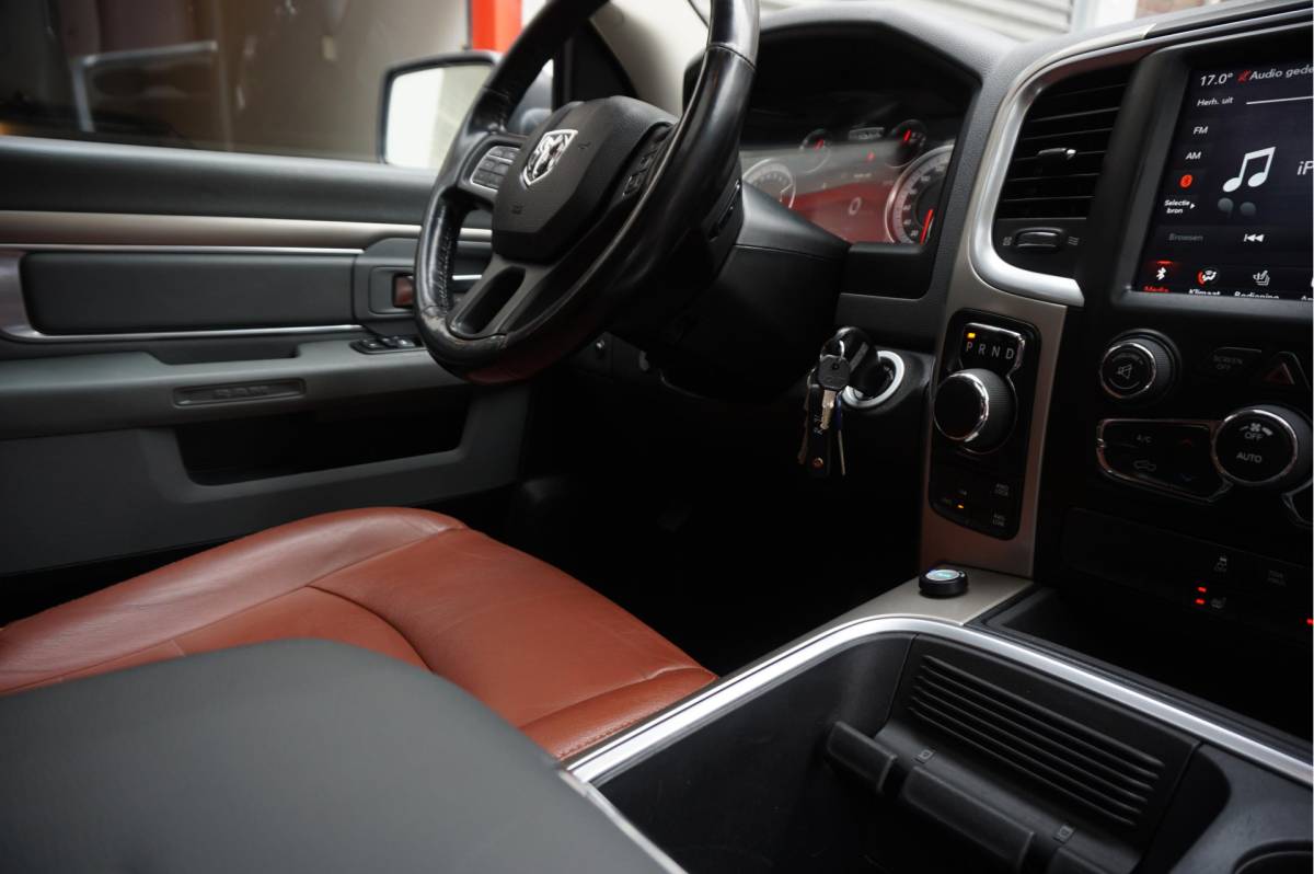 Dodge Ram 1500 Dodge Ram 1500 5.7 V8 HEMI 4WD | BLACK OPTIC | Classic | 300L LPG | APPLE CARPLAY | Stoel- stuurverwarming | Navigatie | Pano-dak |