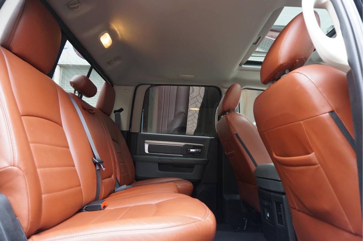 Dodge Ram 1500 Dodge Ram 1500 5.7 V8 HEMI 4WD | BLACK OPTIC | Classic | 300L LPG | APPLE CARPLAY | Stoel- stuurverwarming | Navigatie | Pano-dak |