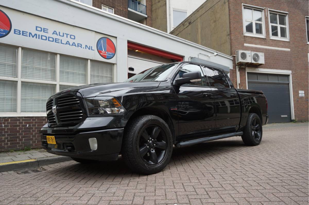 Dodge Ram 1500 Dodge Ram 1500 5.7 V8 HEMI 4WD | BLACK OPTIC | Classic | 300L LPG | APPLE CARPLAY | Stoel- stuurverwarming | Navigatie | Pano-dak |