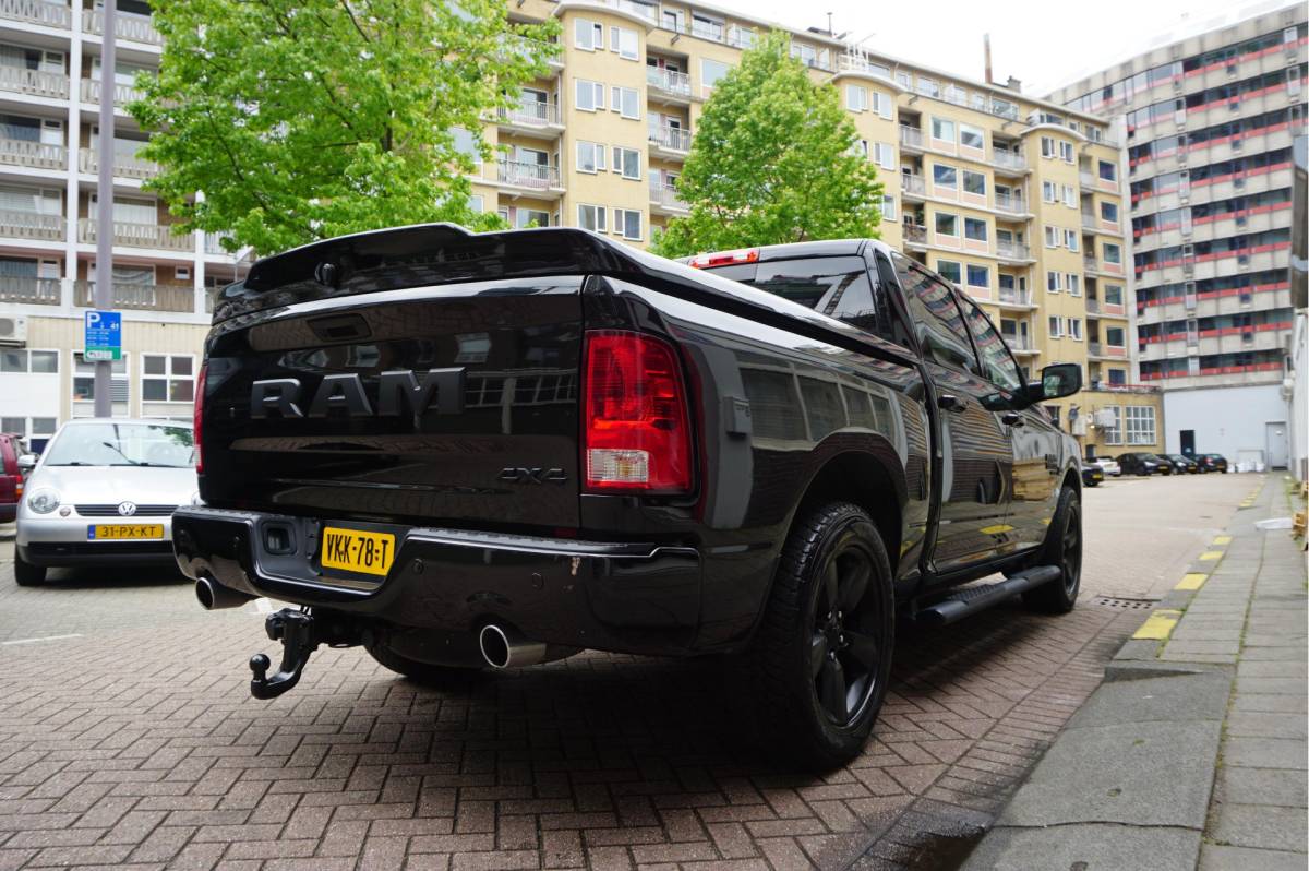 Dodge Ram 1500 Dodge Ram 1500 5.7 V8 HEMI 4WD | BLACK OPTIC | Classic | 300L LPG | APPLE CARPLAY | Stoel- stuurverwarming | Navigatie | Pano-dak |