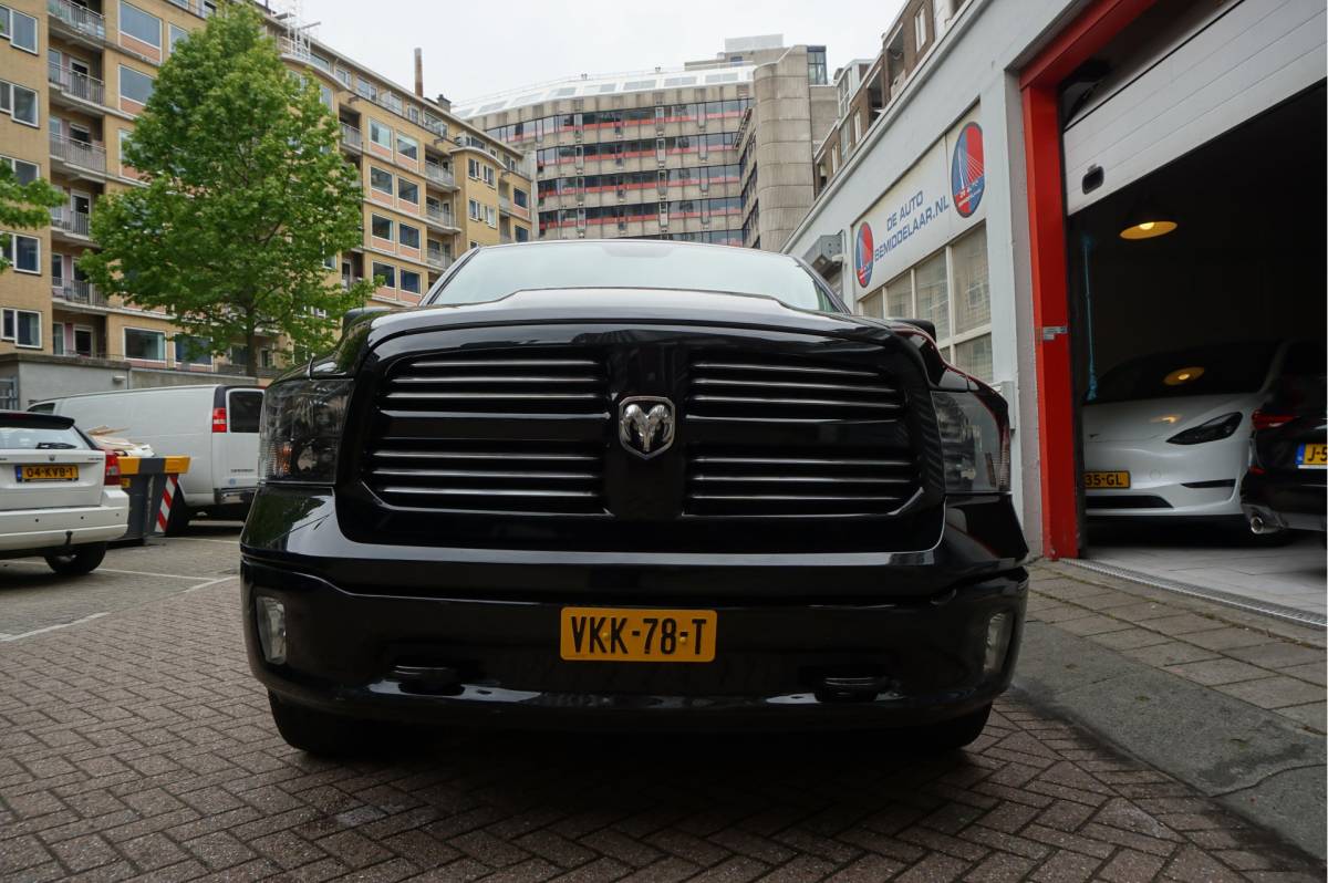 Dodge Ram 1500 Dodge Ram 1500 5.7 V8 HEMI 4WD | BLACK OPTIC | Classic | 300L LPG | APPLE CARPLAY | Stoel- stuurverwarming | Navigatie | Pano-dak |