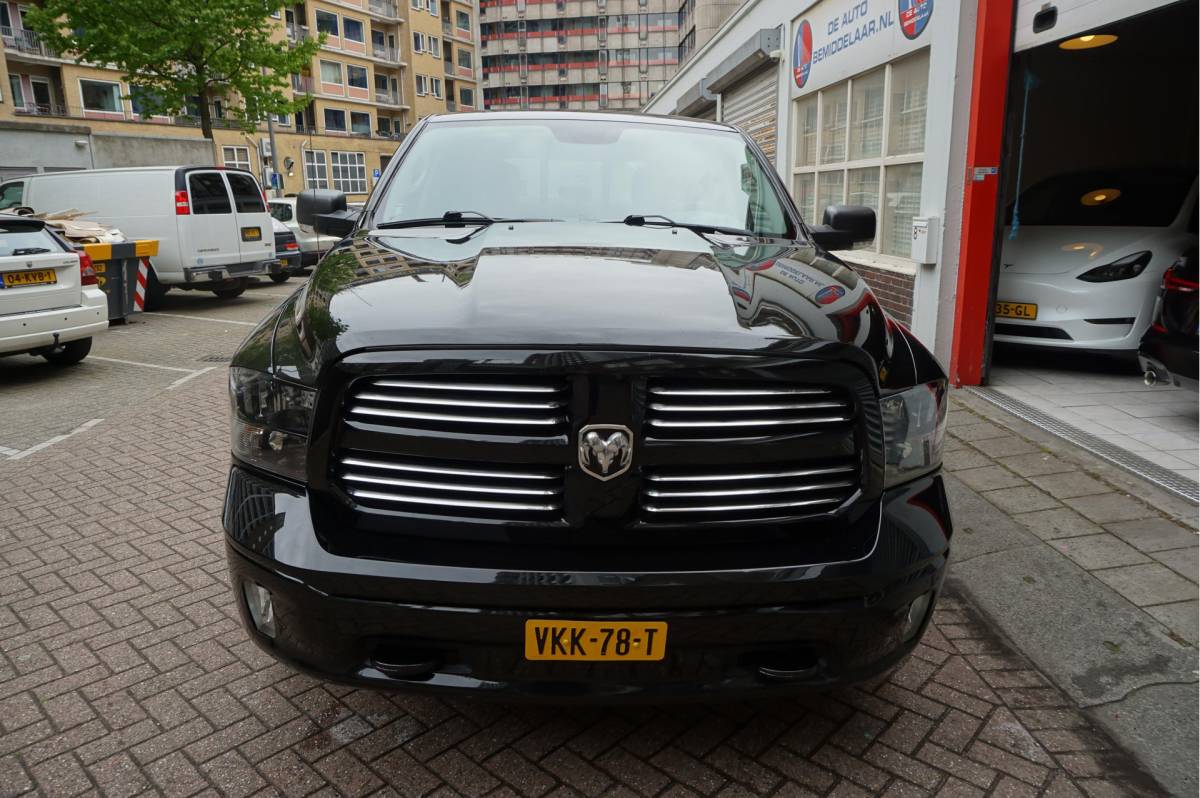 Dodge Ram 1500 Dodge Ram 1500 5.7 V8 HEMI 4WD | BLACK OPTIC | Classic | 300L LPG | APPLE CARPLAY | Stoel- stuurverwarming | Navigatie | Pano-dak |