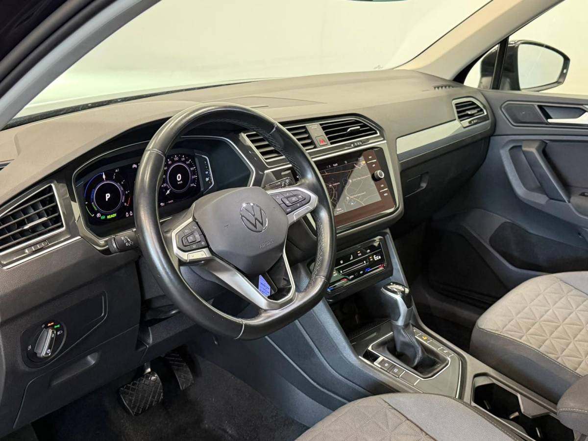 Volkswagen Tiguan Volkswagen Tiguan 1.4 TSI e-Hybrid PHEV Automaat 245 pk Life SoH 91 % Navigatie  Discover Trekhaak Media ACC Camera Trekhaak Digital Cockpit 3-zone Climatronic CarPlay DAB+ LED