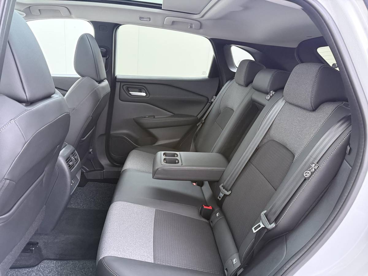 Nissan QASHQAI Nissan Qashqai 1.3 MHEV Xtronic N-Connecta ONDERHOUD GEHAD BIJ DE DEALER | DIRECT LEVERBAAR | FABRIEKSGARANTIE | PANORAMADAK | VOORRUITVERWARMING | STOEL- & STUURVERWARMING | 360° CAMERA | DODEHOEKDETECTIE | HEAD-UP DISPLAY | ELEKTRISCHE ACHTERKLEP
