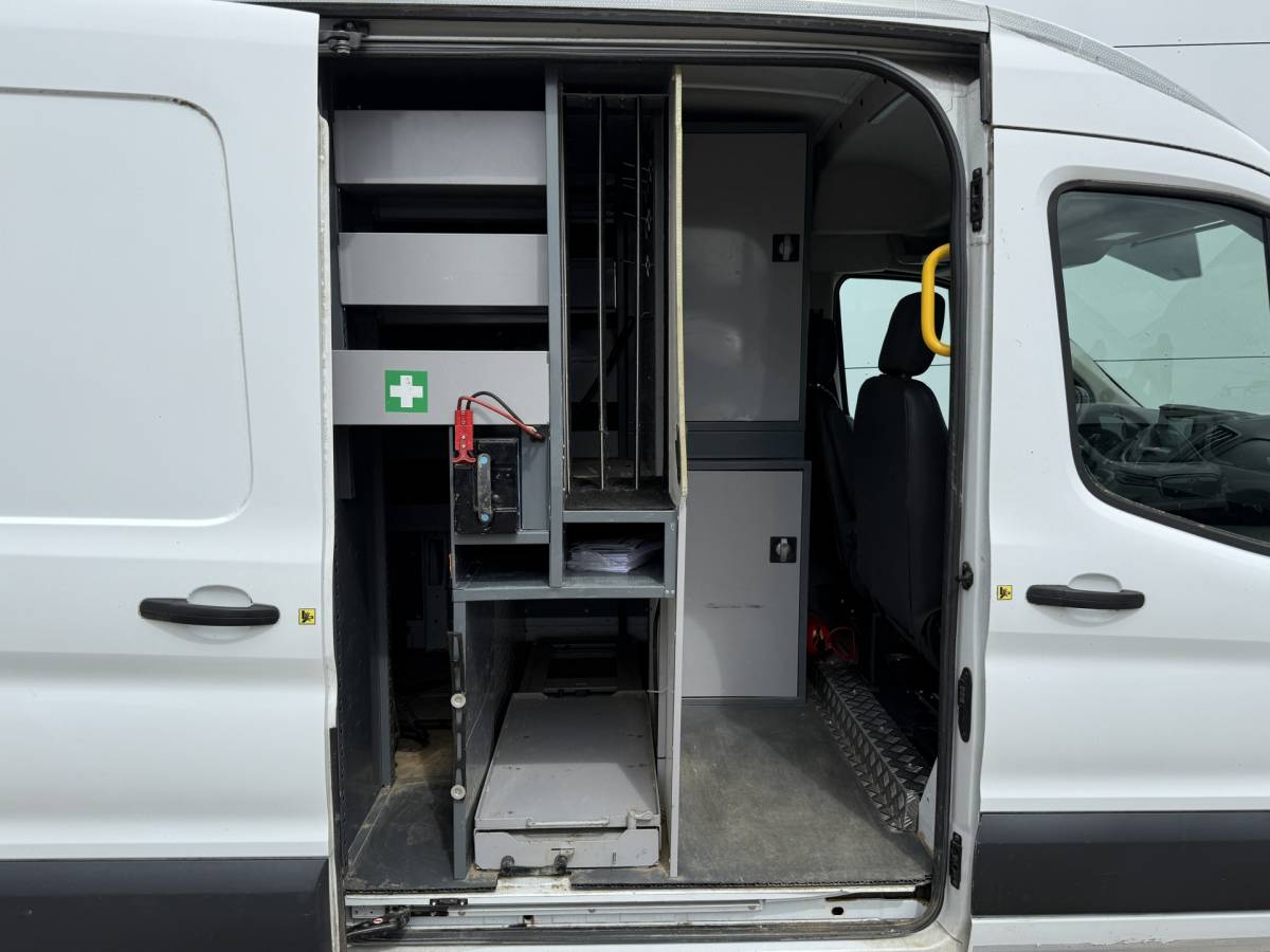 Ford Transit Ford Transit 2.0 TDCI 130PK L2H2 Airco Cruise Control Parkeersensoren Stoelverwarming Zwaailampen Kastwand Inbouw