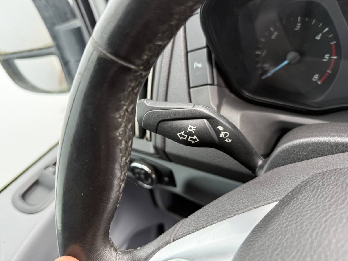 Ford Transit Ford Transit 2.0 TDCI 130PK L2H2 Airco Cruise Control Parkeersensoren Stoelverwarming Zwaailampen Kastwand Inbouw