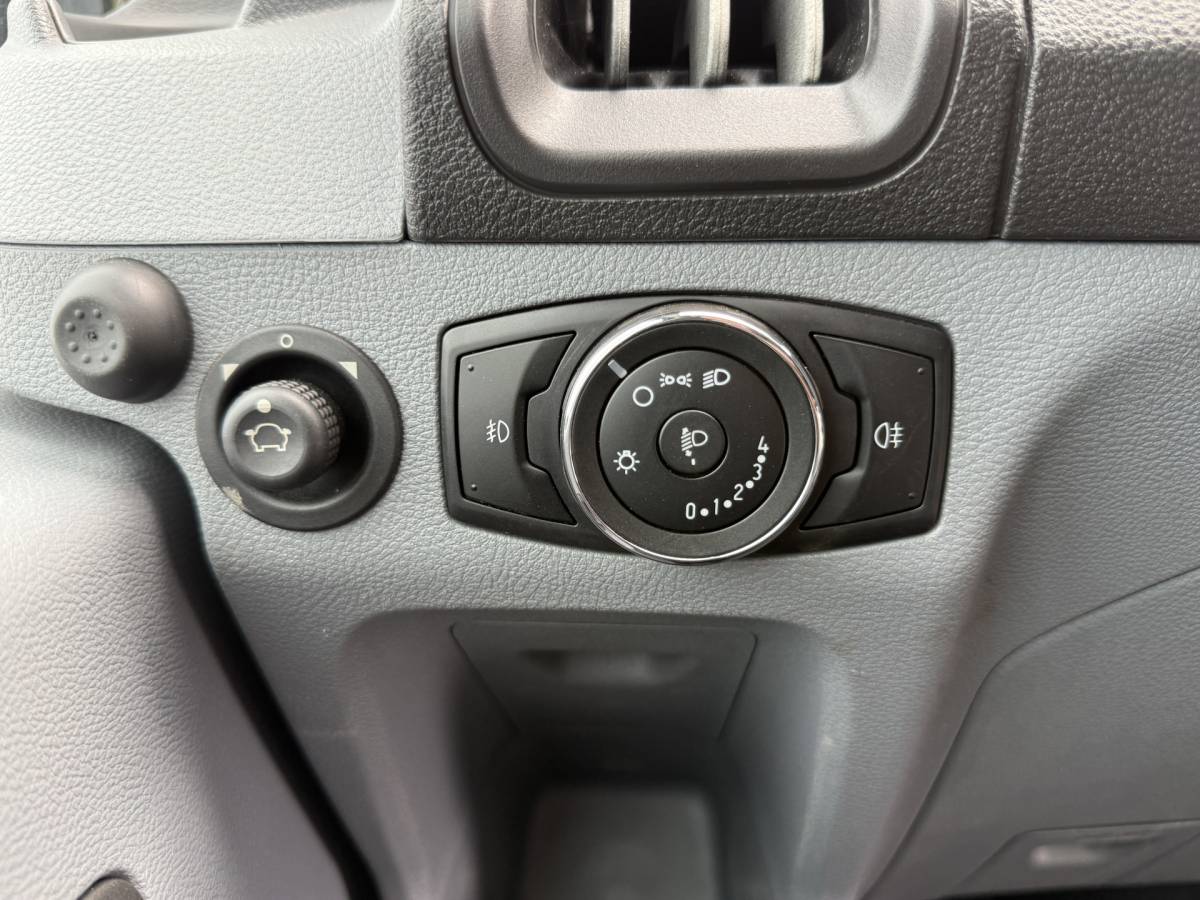 Ford Transit Ford Transit 2.0 TDCI 130PK L2H2 Airco Cruise Control Parkeersensoren Stoelverwarming Zwaailampen Kastwand Inbouw