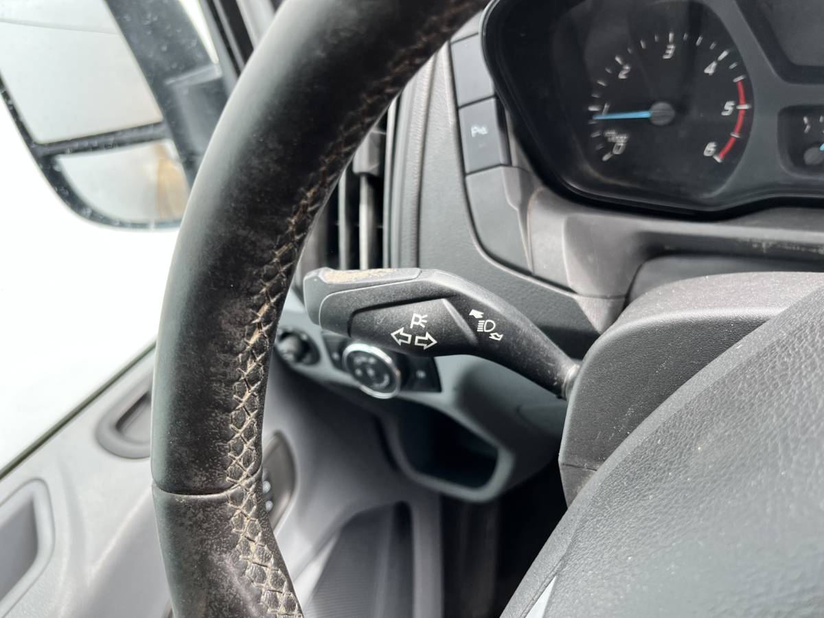 Ford Transit Ford Transit 2.0 TDCI 130PK L2H2 Airco Cruise Control Parkeersensoren Stoelverwarming Zwaailampen Kastwand Inbouw