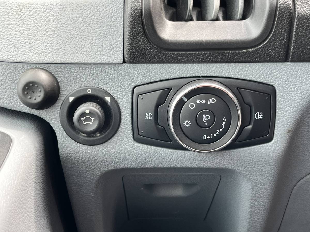 Ford Transit Ford Transit 2.0 TDCI 130PK L2H2 Airco Cruise Control Parkeersensoren Stoelverwarming Zwaailampen Kastwand Inbouw