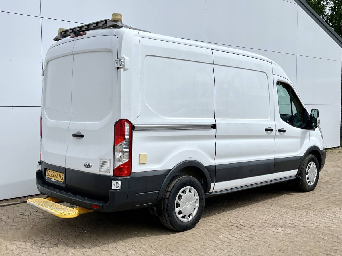 Ford Transit Ford Transit 2.0 TDCI 130PK L2H2 Airco Cruise Control Parkeersensoren Stoelverwarming Zwaailampen Kastwand Inbouw