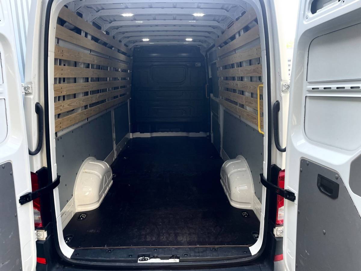 Volkswagen Crafter Volkswagen Crafter 35 2.0 TDI L4H3 NAVI AIRCO 140 PK AUTOMAAT CARPLAY