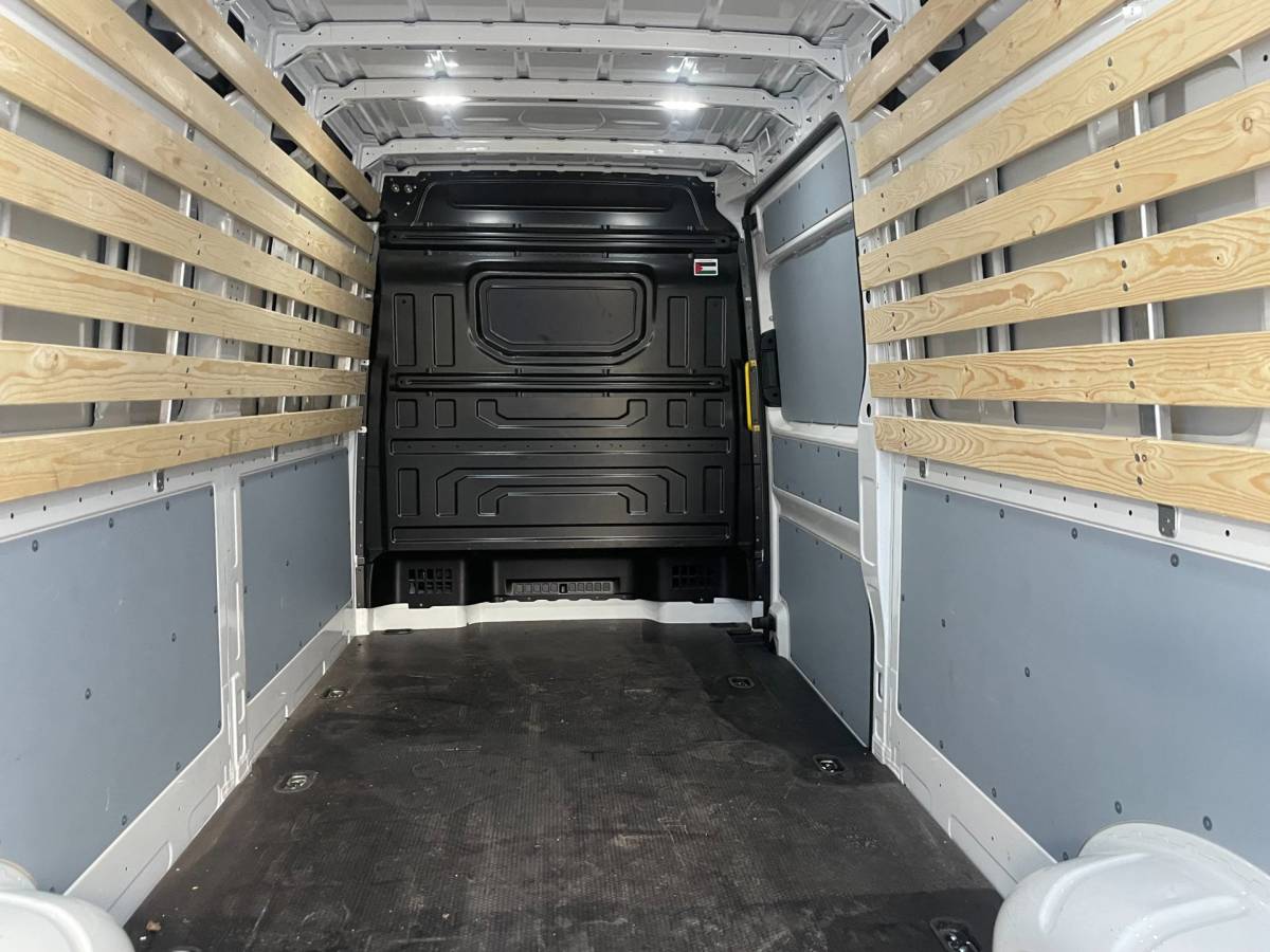 Volkswagen Crafter Volkswagen Crafter 35 2.0 TDI L4H3 NAVI AIRCO 140 PK AUTOMAAT CARPLAY
