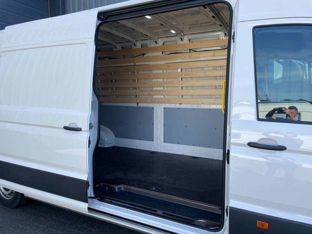 Volkswagen Crafter Volkswagen Crafter 35 2.0 TDI L4H3 NAVI AIRCO 140 PK AUTOMAAT CARPLAY