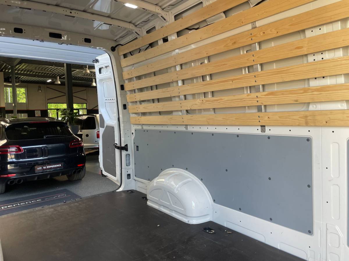 Volkswagen Crafter Volkswagen Crafter 35 2.0 TDI L4H3 NAVI AIRCO 140 PK AUTOMAAT CARPLAY