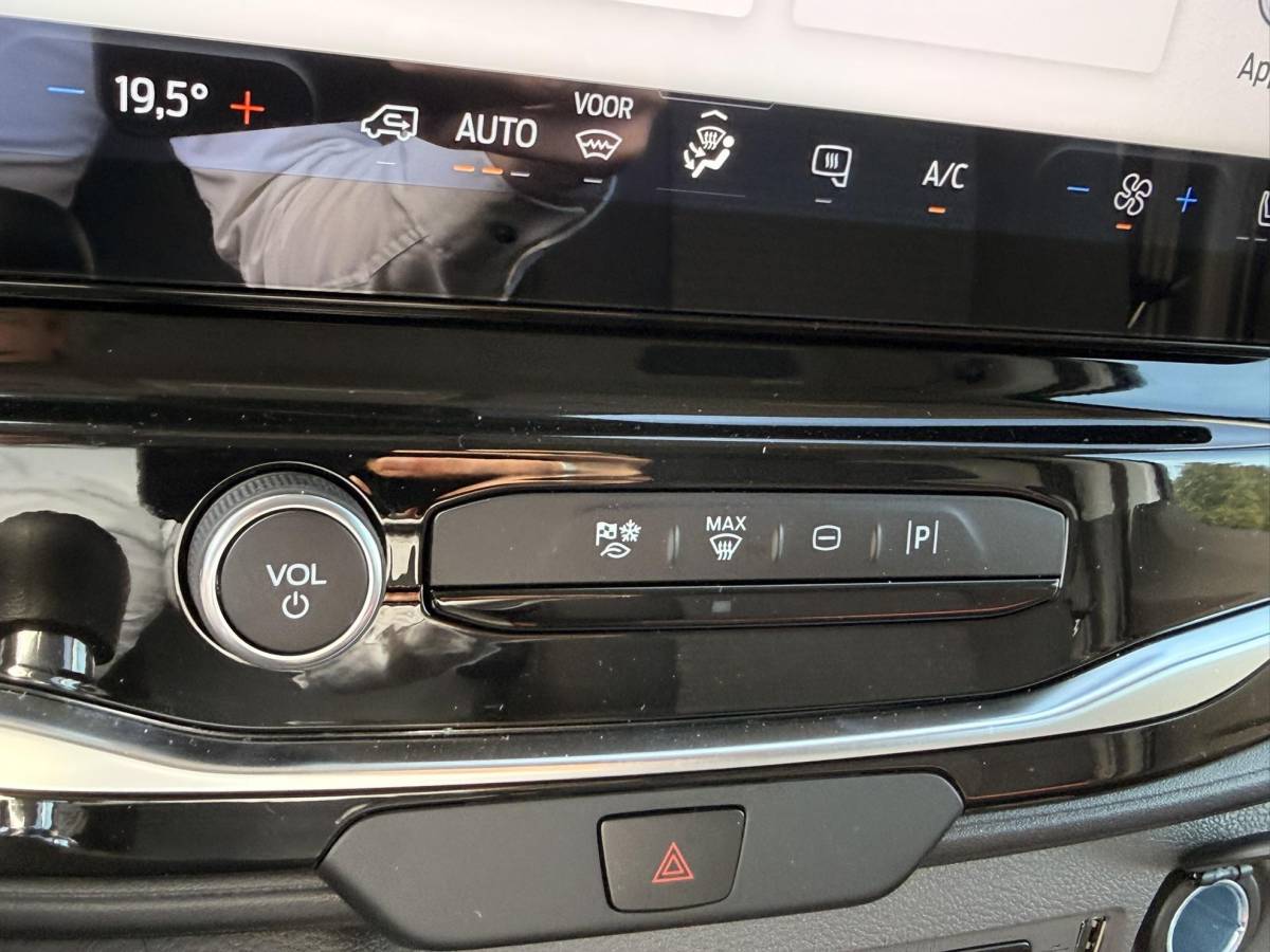 Ford Transit Ford Transit 350 2.0 TDCI L4H3 Trend RWD | 130pk | Navigatiesysteem SYNC4 | Stoelverwarming  | Elektrisch inklapbare buitenspiegels | Elektrisch verstelbare bestuurdersstoel | Passagiersairbag | Allweather banden | Laadruimte beschermingspakket | 150 watt/230V aansluitpunt tussen voorstoelen | Handmatige regeneratie roetfilter | Reservewiel | Centrale dubbele vergrendeling | LED Downlighter