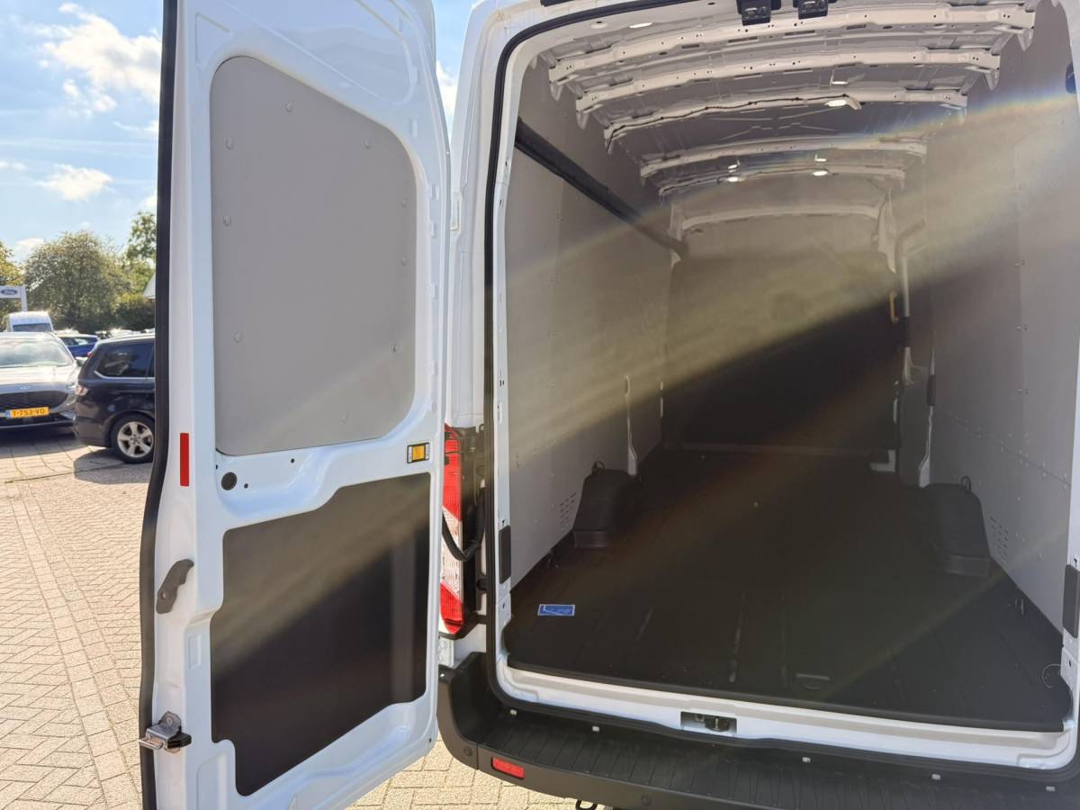 Ford Transit Ford Transit 350 2.0 TDCI L4H3 Trend RWD | 130pk | Navigatiesysteem SYNC4 | Stoelverwarming  | Elektrisch inklapbare buitenspiegels | Elektrisch verstelbare bestuurdersstoel | Passagiersairbag | Allweather banden | Laadruimte beschermingspakket | 150 watt/230V aansluitpunt tussen voorstoelen | Handmatige regeneratie roetfilter | Reservewiel | Centrale dubbele vergrendeling | LED Downlighter