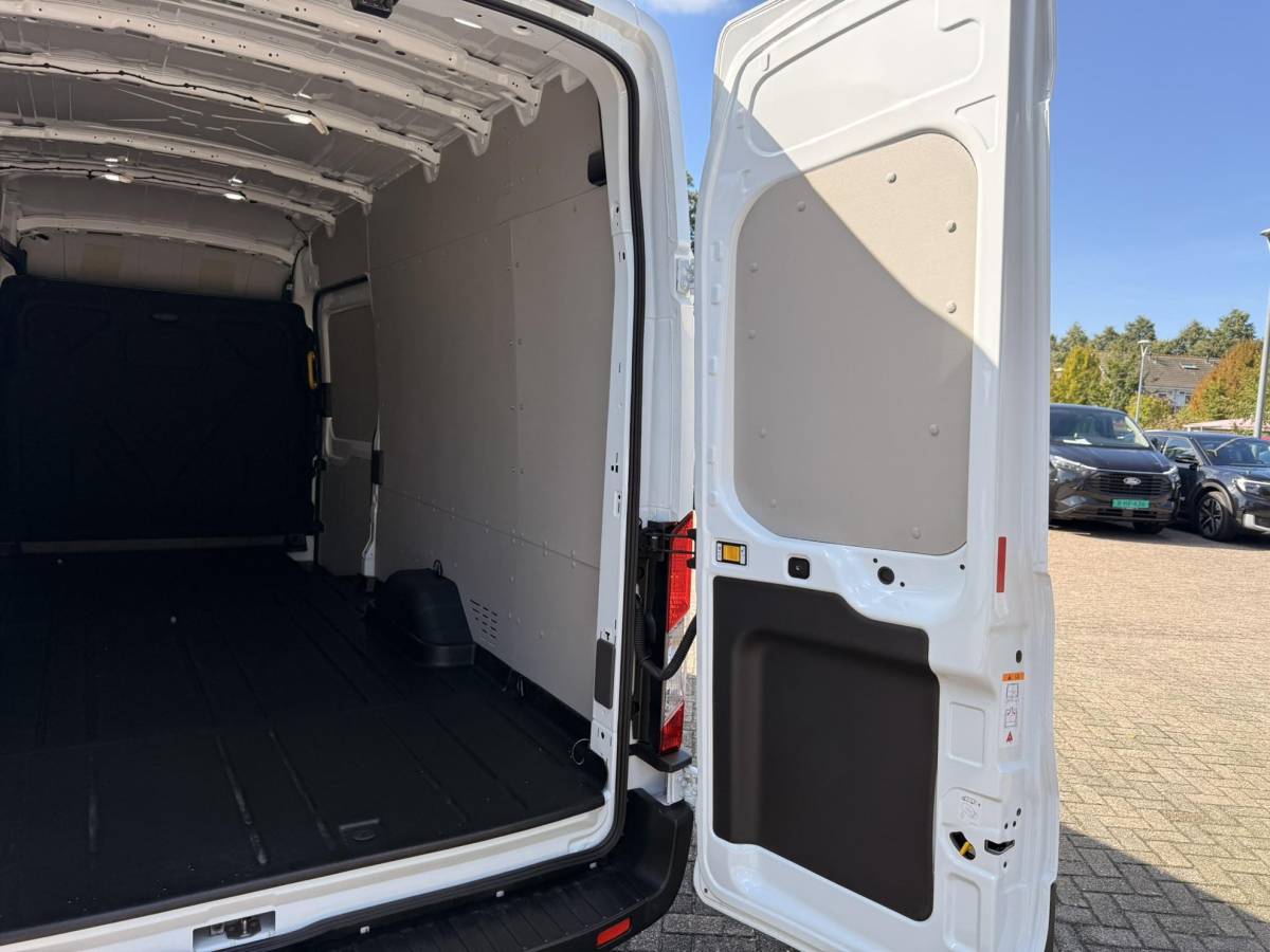 Ford Transit Ford Transit 350 2.0 TDCI L4H3 Trend RWD | 130pk | Navigatiesysteem SYNC4 | Stoelverwarming  | Elektrisch inklapbare buitenspiegels | Elektrisch verstelbare bestuurdersstoel | Passagiersairbag | Allweather banden | Laadruimte beschermingspakket | 150 watt/230V aansluitpunt tussen voorstoelen | Handmatige regeneratie roetfilter | Reservewiel | Centrale dubbele vergrendeling | LED Downlighter