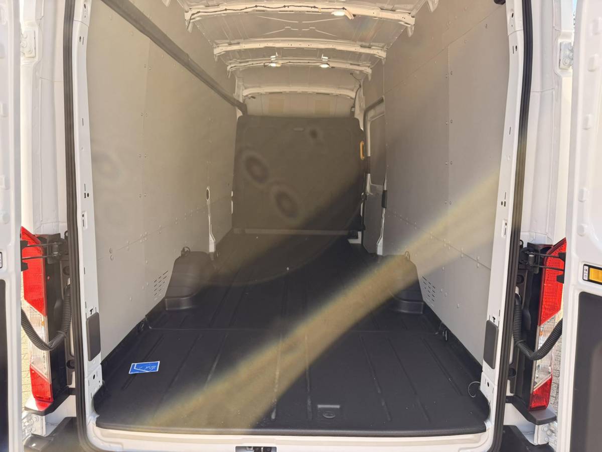 Ford Transit Ford Transit 350 2.0 TDCI L4H3 Trend RWD | 130pk | Navigatiesysteem SYNC4 | Stoelverwarming  | Elektrisch inklapbare buitenspiegels | Elektrisch verstelbare bestuurdersstoel | Passagiersairbag | Allweather banden | Laadruimte beschermingspakket | 150 watt/230V aansluitpunt tussen voorstoelen | Handmatige regeneratie roetfilter | Reservewiel | Centrale dubbele vergrendeling | LED Downlighter