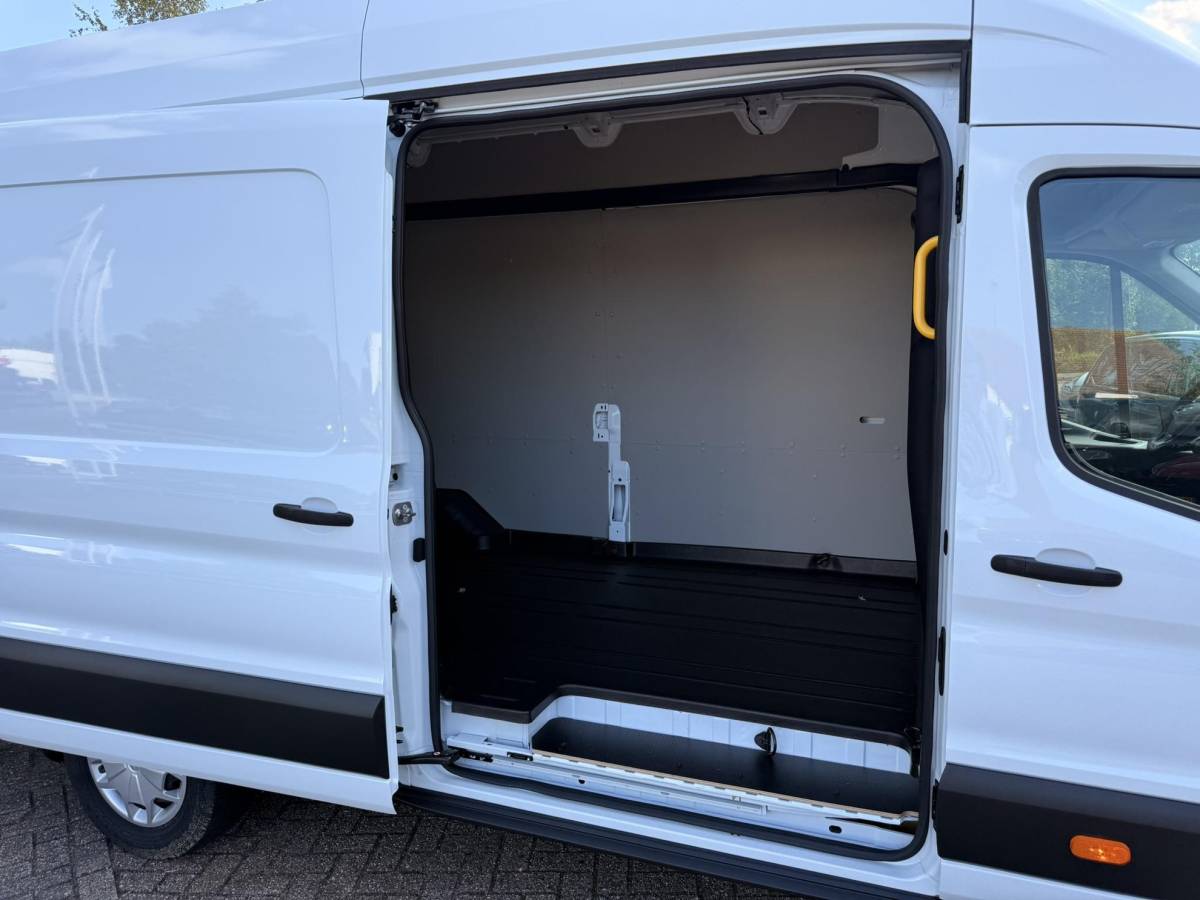 Ford Transit Ford Transit 350 2.0 TDCI L4H3 Trend RWD | 130pk | Navigatiesysteem SYNC4 | Stoelverwarming  | Elektrisch inklapbare buitenspiegels | Elektrisch verstelbare bestuurdersstoel | Passagiersairbag | Allweather banden | Laadruimte beschermingspakket | 150 watt/230V aansluitpunt tussen voorstoelen | Handmatige regeneratie roetfilter | Reservewiel | Centrale dubbele vergrendeling | LED Downlighter