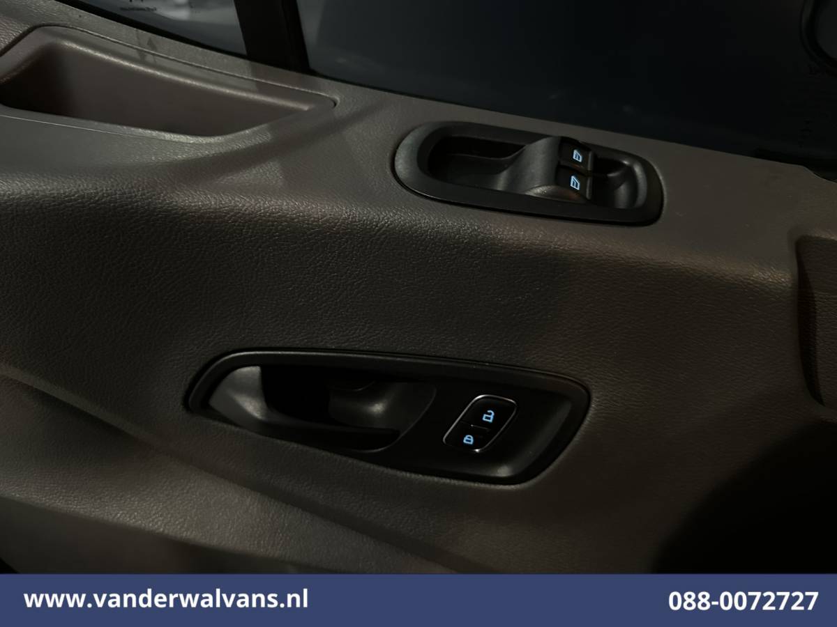 Ford Transit Ford Transit 2.0 TDCI 130pk Bakwagen Laadklep Euro6 Airco | 1040kg laadvermogen | Cruisecontrol | Verwarmde voorruit Bijrijdersbank