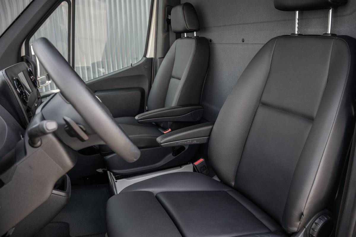 Mercedes-Benz Sprinter Mercedes-Benz Sprinter 519 CDI | 190PK | Automaat | Nieuw | Luchtvering | LED |  Cruise | Carplay | Mbux | Navi | Climatronic