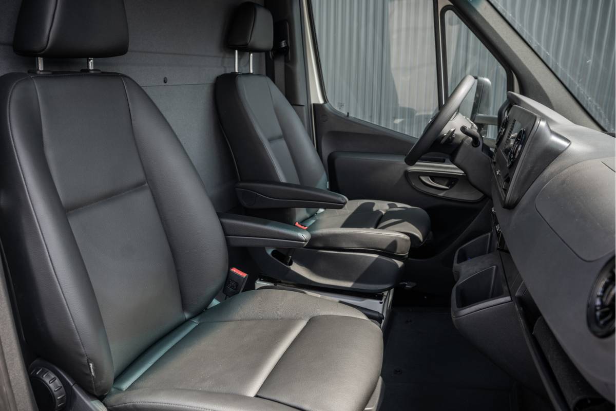 Mercedes-Benz Sprinter Mercedes-Benz Sprinter 519 CDI | 190PK | Automaat | Nieuw | Luchtvering | LED |  Cruise | Carplay | Mbux | Navi | Climatronic