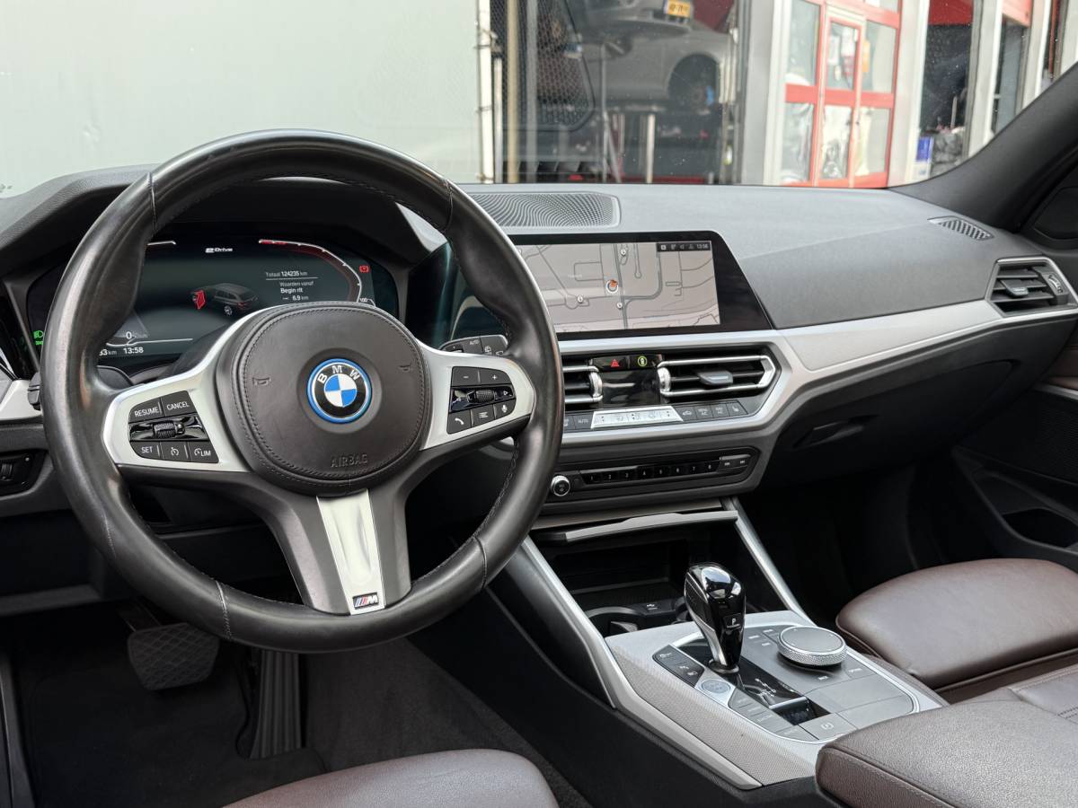 BMW 3 Serie BMW 3-serie Touring BWJ 2022 320e 204 PK Business Edition Plus M PANO | LEDRE | FULL LED | STOELVERW. | CARPLAY + ANDROID | NAVI | CLIMA | CRUISE | LMV | PDC