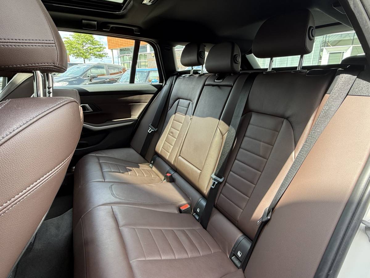 BMW 3 Serie BMW 3-serie Touring BWJ 2022 320e 204 PK Business Edition Plus M PANO | LEDRE | FULL LED | STOELVERW. | CARPLAY + ANDROID | NAVI | CLIMA | CRUISE | LMV | PDC