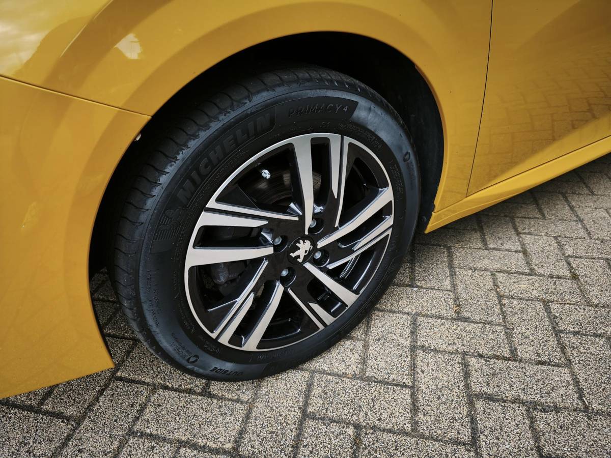 Peugeot 208 Peugeot 208 1.2 PureTech Allure Navi-Carplay Led Stoelverwarming Keyless Cruise-Control
