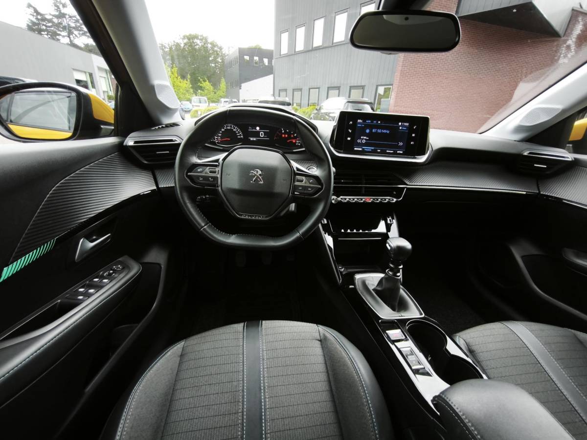 Peugeot 208 Peugeot 208 1.2 PureTech Allure Navi-Carplay Led Stoelverwarming Keyless Cruise-Control