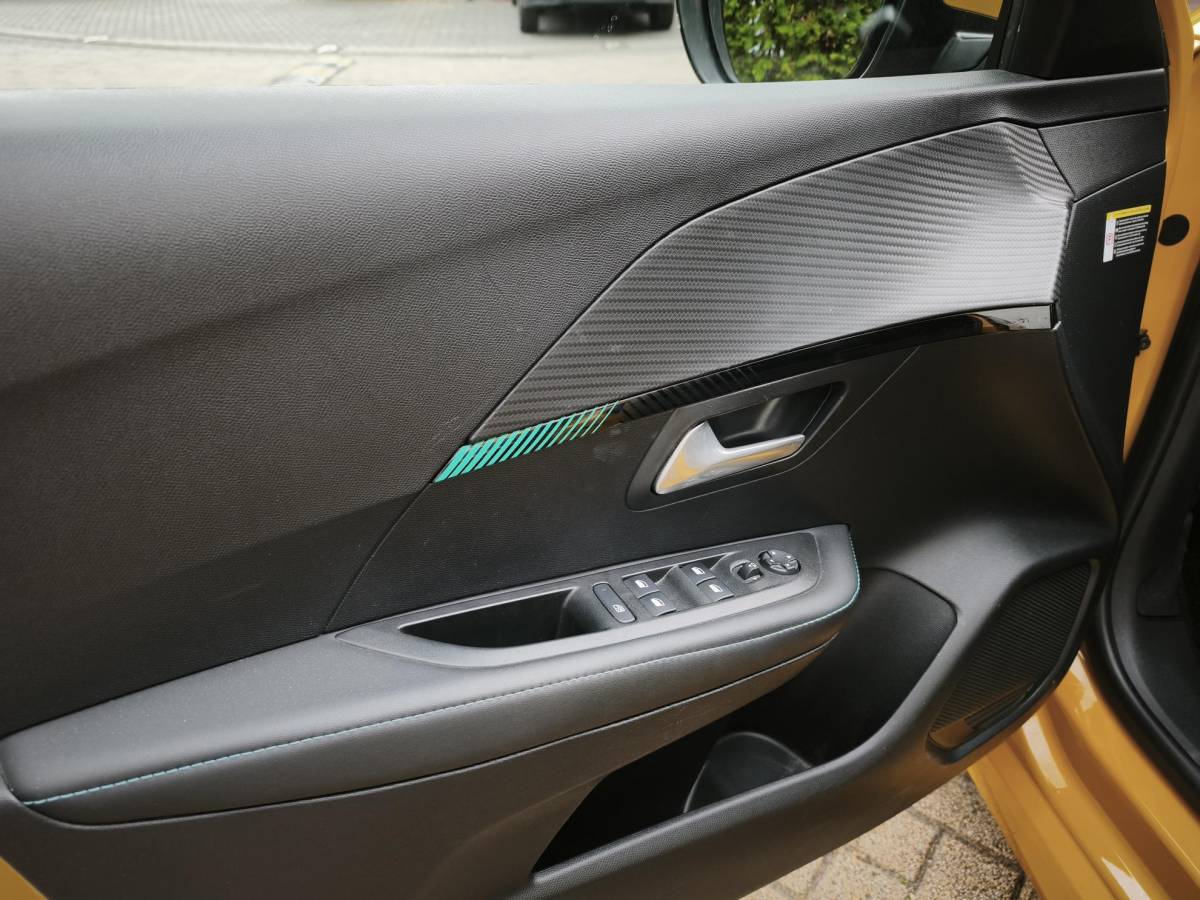 Peugeot 208 Peugeot 208 1.2 PureTech Allure Navi-Carplay Led Stoelverwarming Keyless Cruise-Control