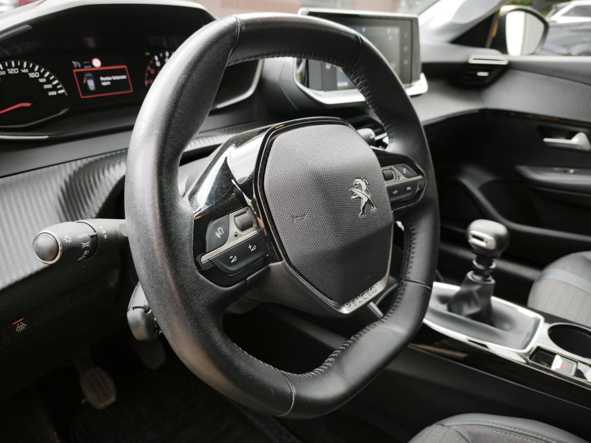 Peugeot 208 Peugeot 208 1.2 PureTech Allure Navi-Carplay Led Stoelverwarming Keyless Cruise-Control