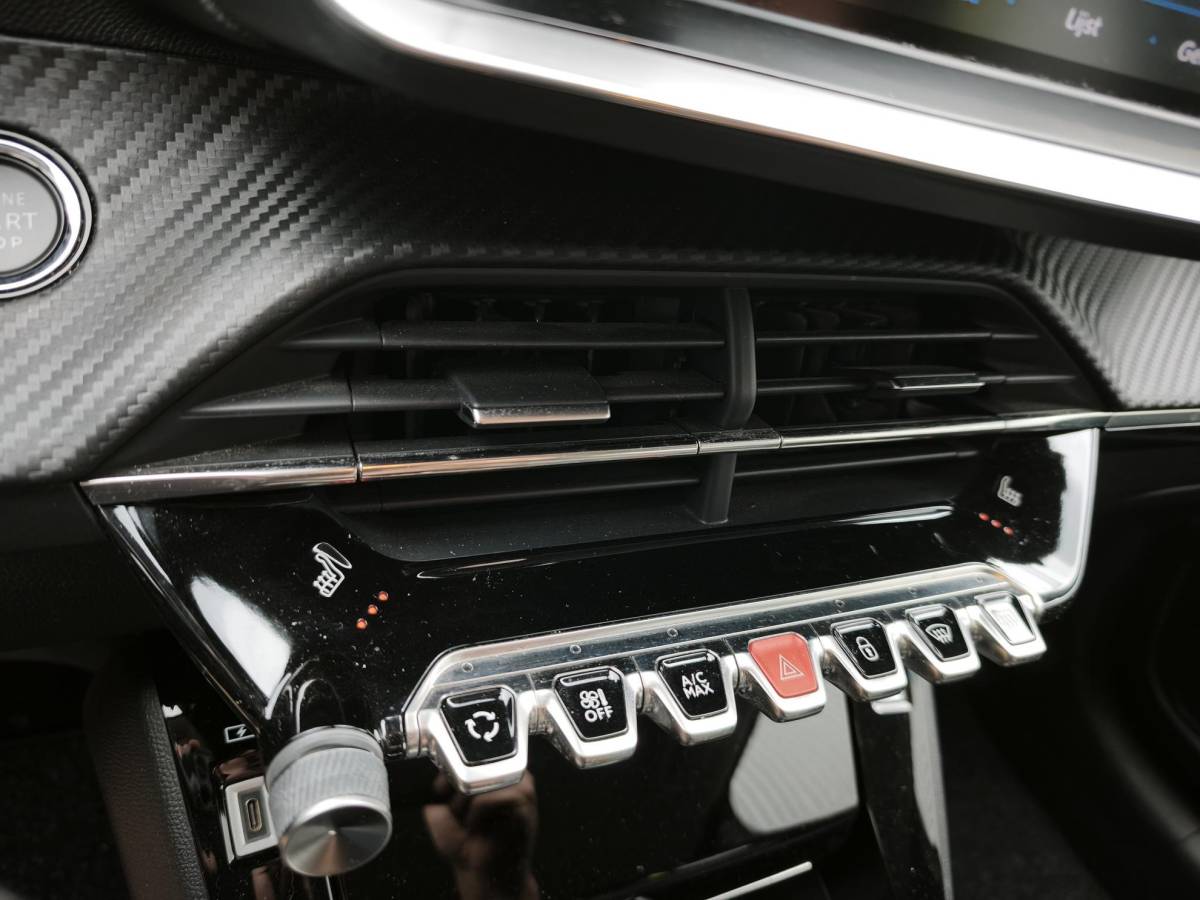 Peugeot 208 Peugeot 208 1.2 PureTech Allure Navi-Carplay Led Stoelverwarming Keyless Cruise-Control