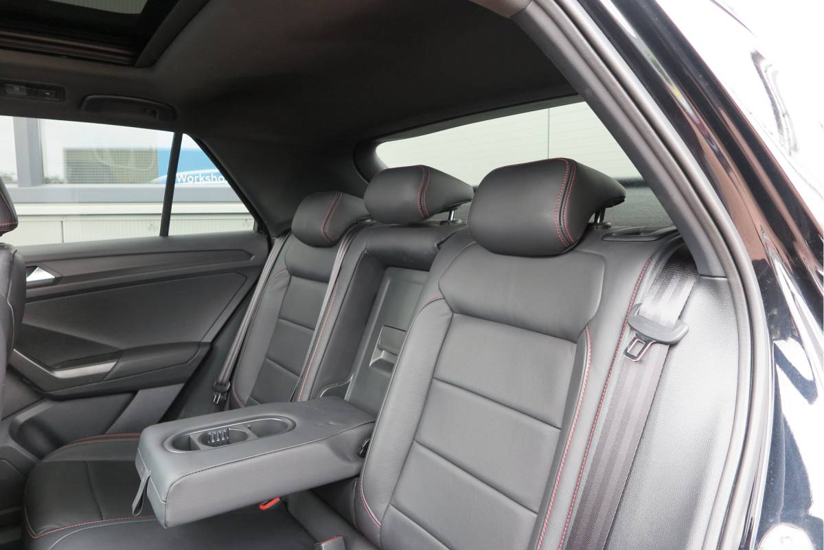 Volkswagen T-Roc Volkswagen T-Roc 1.5 TSI 150pk DSG Sport Business R-Line ,  Pano , Virtual , Xenon, Leder, Navi , Carplay , LMV, PDC, Camera etc. etc