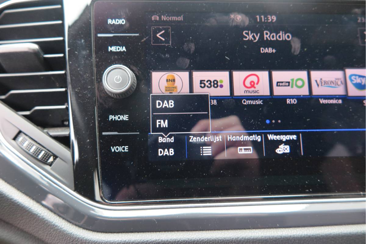 Volkswagen T-Roc Volkswagen T-Roc 1.5 TSI 150pk DSG Sport Business R-Line ,  Pano , Virtual , Xenon, Leder, Navi , Carplay , LMV, PDC, Camera etc. etc