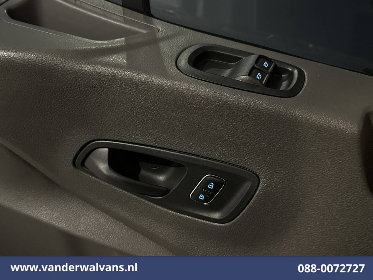 Ford Transit Ford Transit 2.0 TDCI 130pk Bakwagen Laadklep Euro6 Airco | 1040kg laadvermogen | Cruisecontrol | Verwarmde voorruit Bijrijdersbank