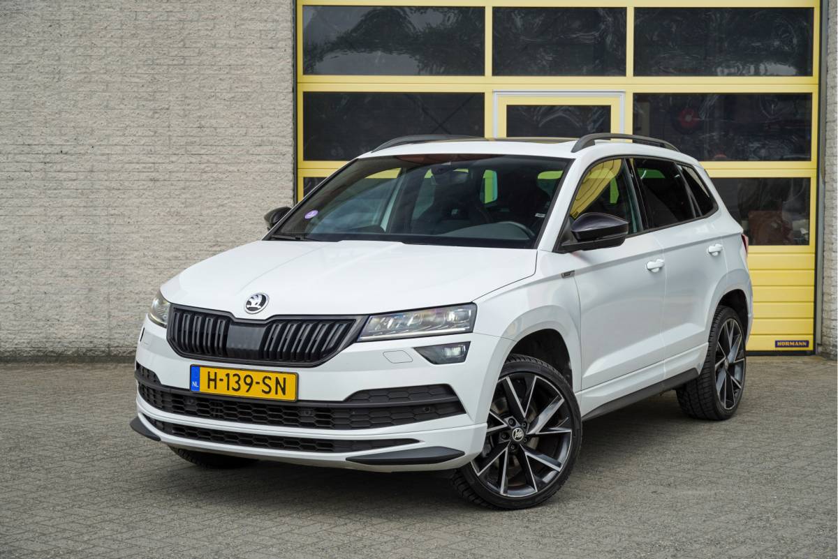Škoda Karoq ŠKODA Karoq 1.5 TSI ACT 150PK! Automaat Sportline Business BJ2020 Lmv 19″ | Led V+A | Pdc | Keyless | Panoramadak | Elek. achterklep | Verwarmde voorruit | Achteruitrijcamera | App-Connect | Navi | Virtual cockpit | Dashboard verlichting | Verwarmde voorstoelen